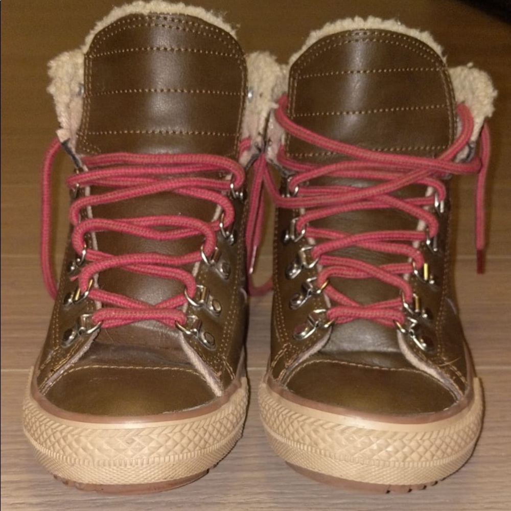 Converse winter lace up